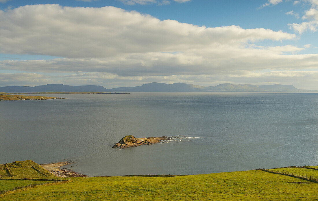 Außenaufnahme, bei Killybegs, Blick über Donegal Bay Richtung Benbulbin, County Donegal, Irland, Europa