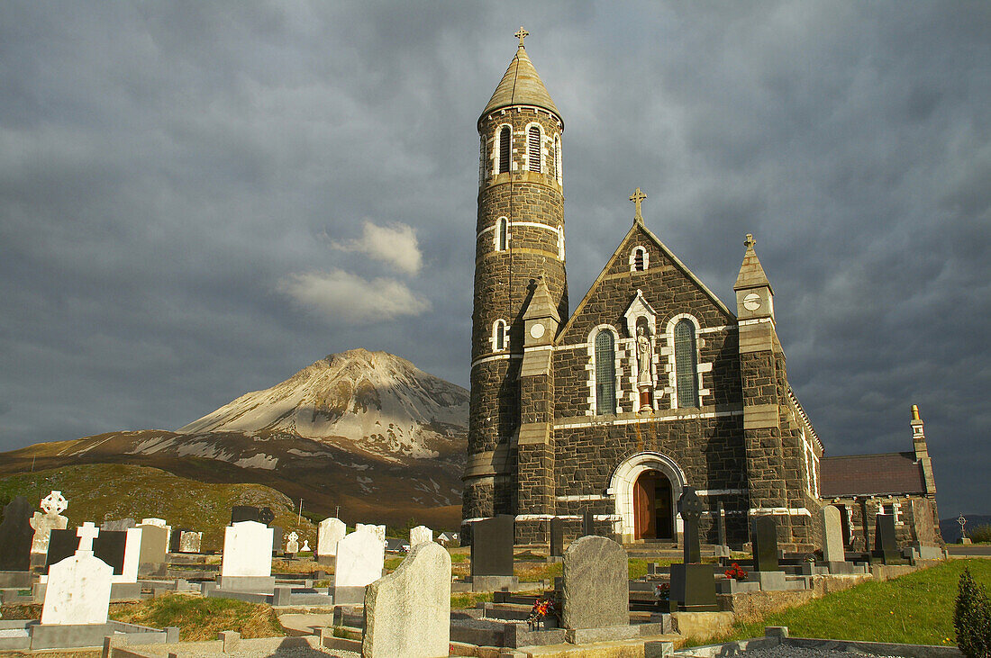 Außenaufnahme, Church of the Sacred Heart mit Mount Errigal (752m), Dunlewy, County Donegal, Irland, Europa