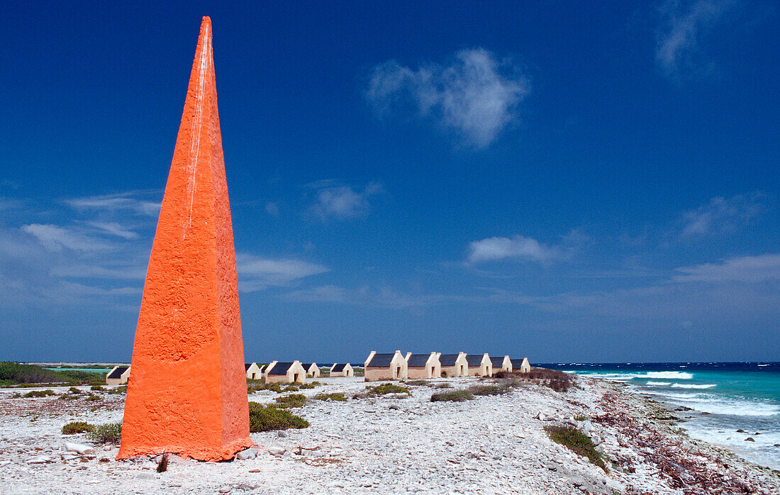 Sklavenhuetten Red Slaves und roter Obelisk, Niederlaendische Antillen, Bonaire, Bonaire