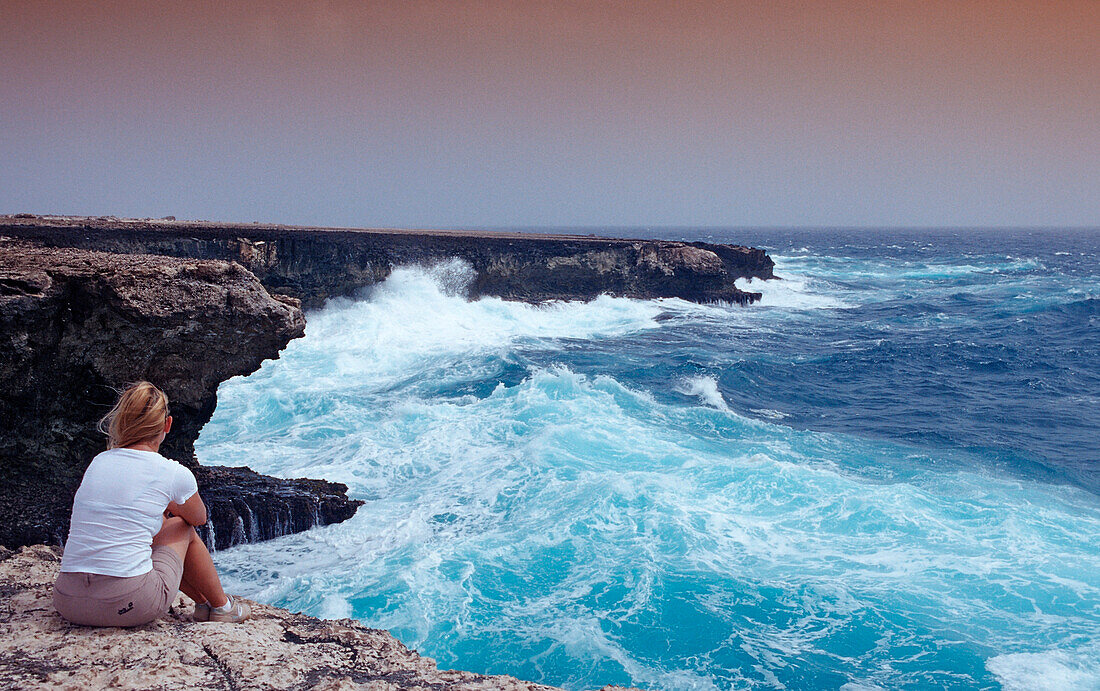 Frau beobachtet Sturm an der Kueste, Niederlaendische Antillen, Bonaire, Karibik, Karibisches Meer, Washington Slagbaai Nationalpark, Supladó