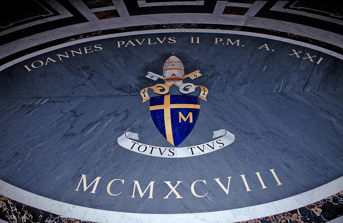 Mosaic on floor, St Peters Basilica, Italy, Rom, Vatikanstadt