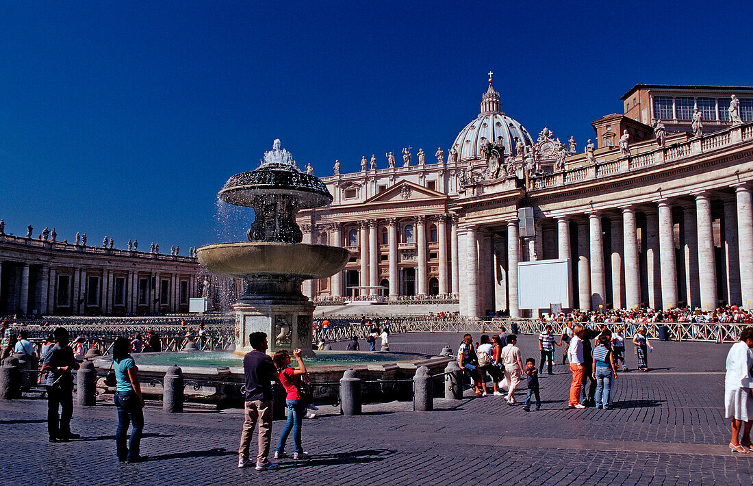 Brunnen auf dem Petersplatz, Italien, Rom, Vatikanstadt