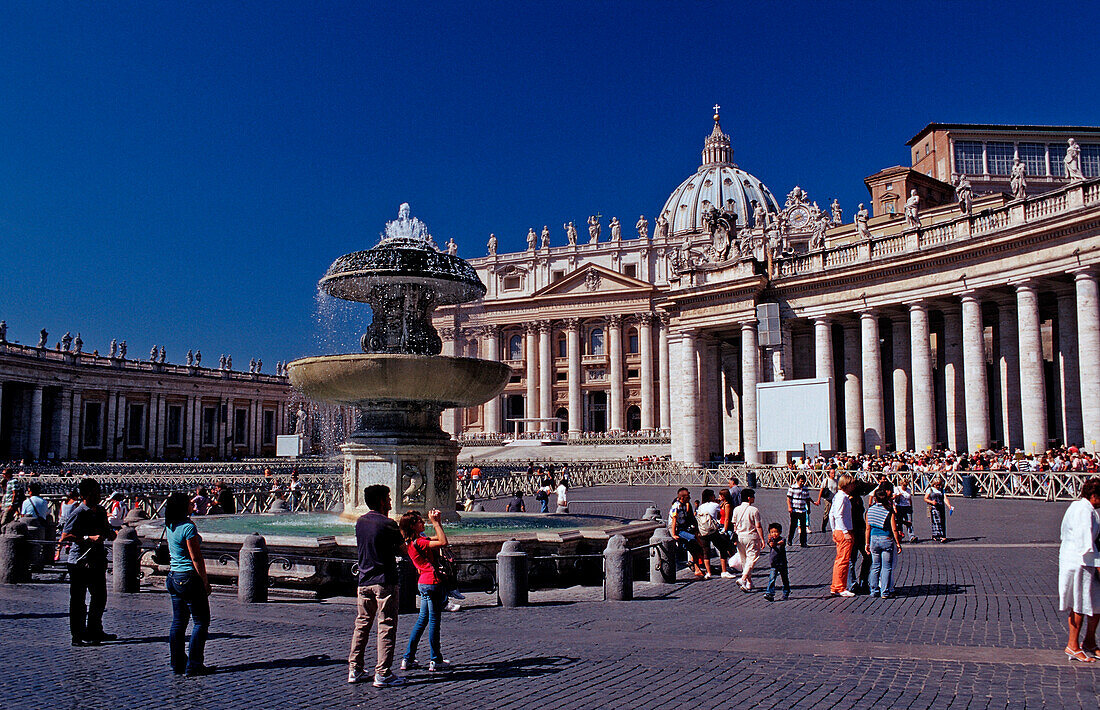 Fountain in St Peters Square , Italy, Rom, Vatikanstadt