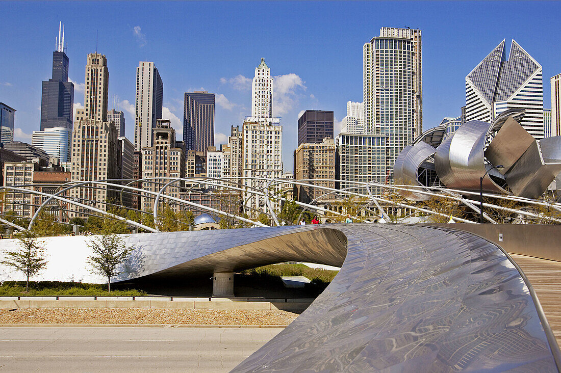 BP Bridge, Frank Gehry design, in Millennium Park, skyline, stainless steel curves. Chicago. Illinois. USA