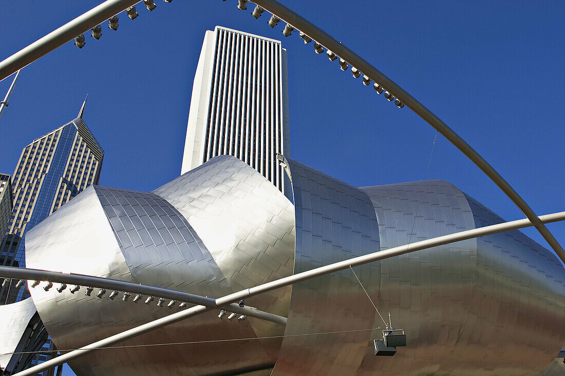 PARKS. Chicago, Illinois. Prizker Pavilion in Millennium Park, modern stainless steel design, musical venue
