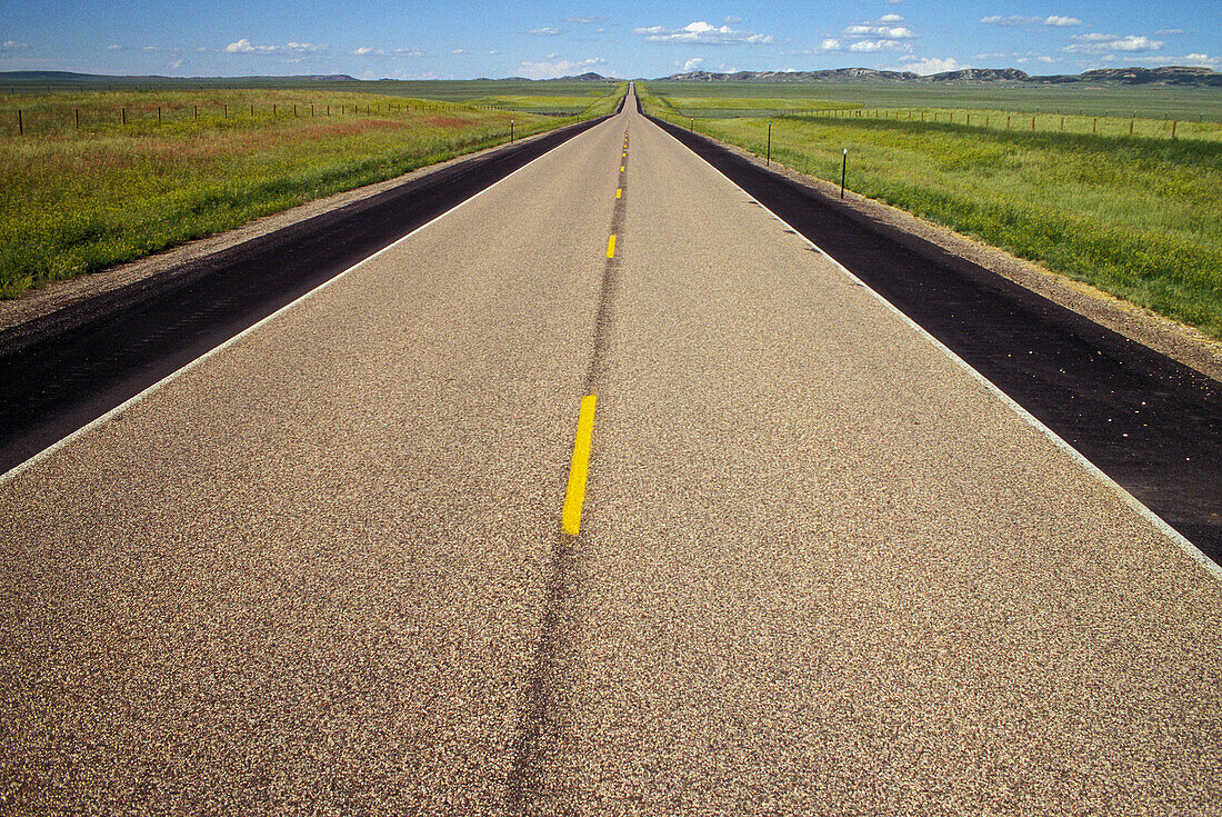  Asphalt, Außen, Ebene, Ebenen, Farbe, Flucht, Flüchte, Gerade, Geraden, Geschwindigkeit, Horizont, Horizonte, Landstraße, Landstraßen, Leer, Niemand, Perspektive, Reise, Reisen, Schnell, Schnelligkeit, Straße, Straßen, Tageszeit, Unbekannt, Unbekannte, V