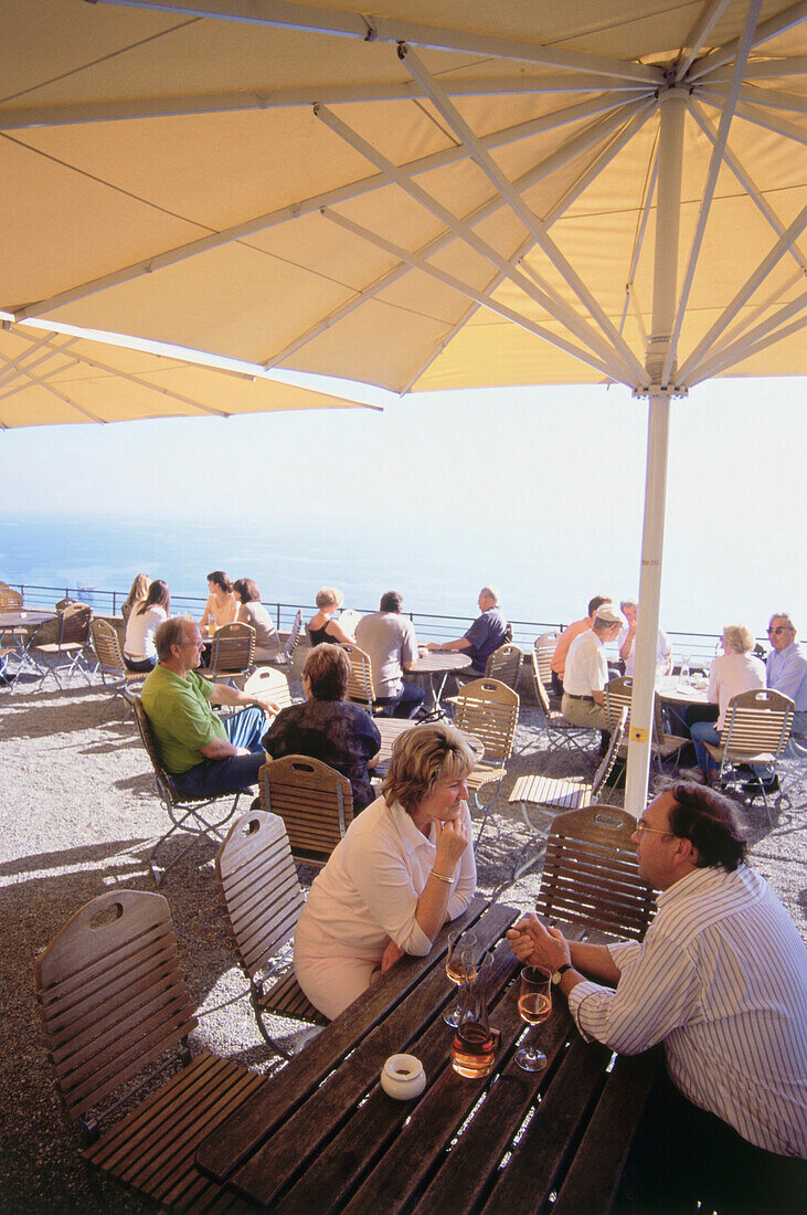 Gäste sitzen auf der Terrasse von einem Weinlokal, Meersburg, Bodensee, Baden-Württemberg, Deutschland