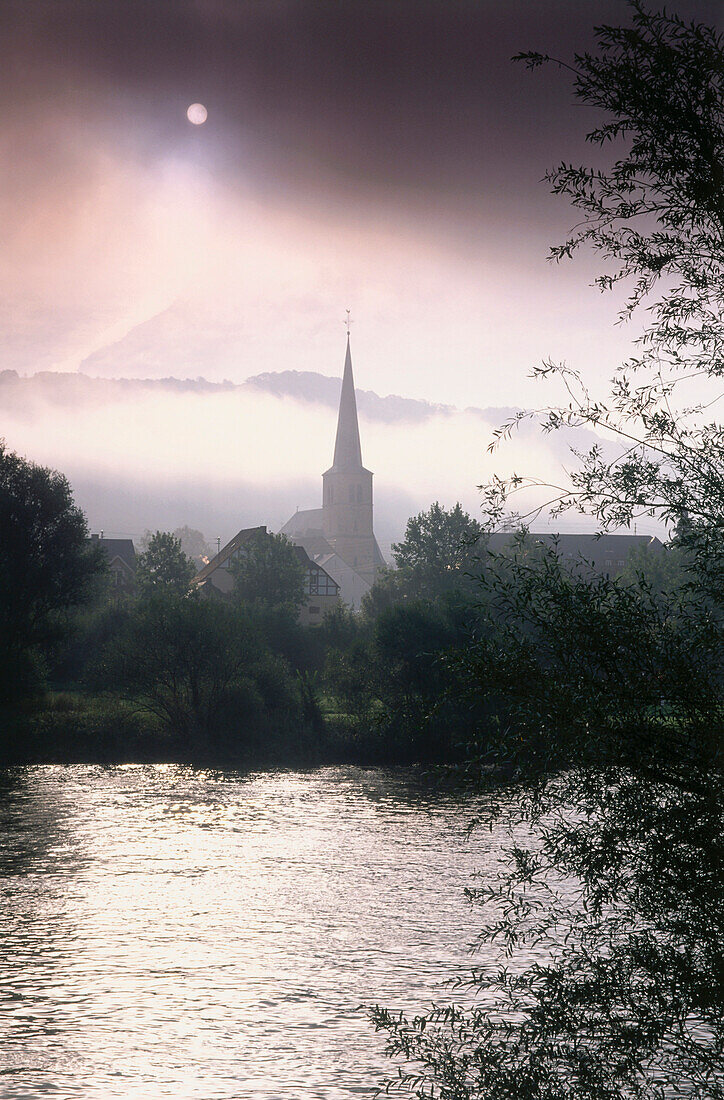 Blick über Mosel auf Zeltingen-Rachting im Morgennebel, Rheinland Pfalz, Deutschland