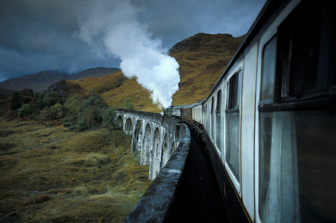 Zug fährt über Glenfinnan Viadukt, Schottisches Hochland, Schottland, Grossbritannien