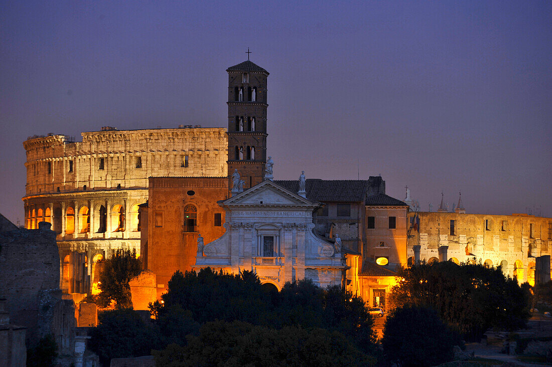 Forum Romanum mit Maxentiusbasilica im Abendlicht, Kolosseum im Hintergrund, Rom, Latium, Italien