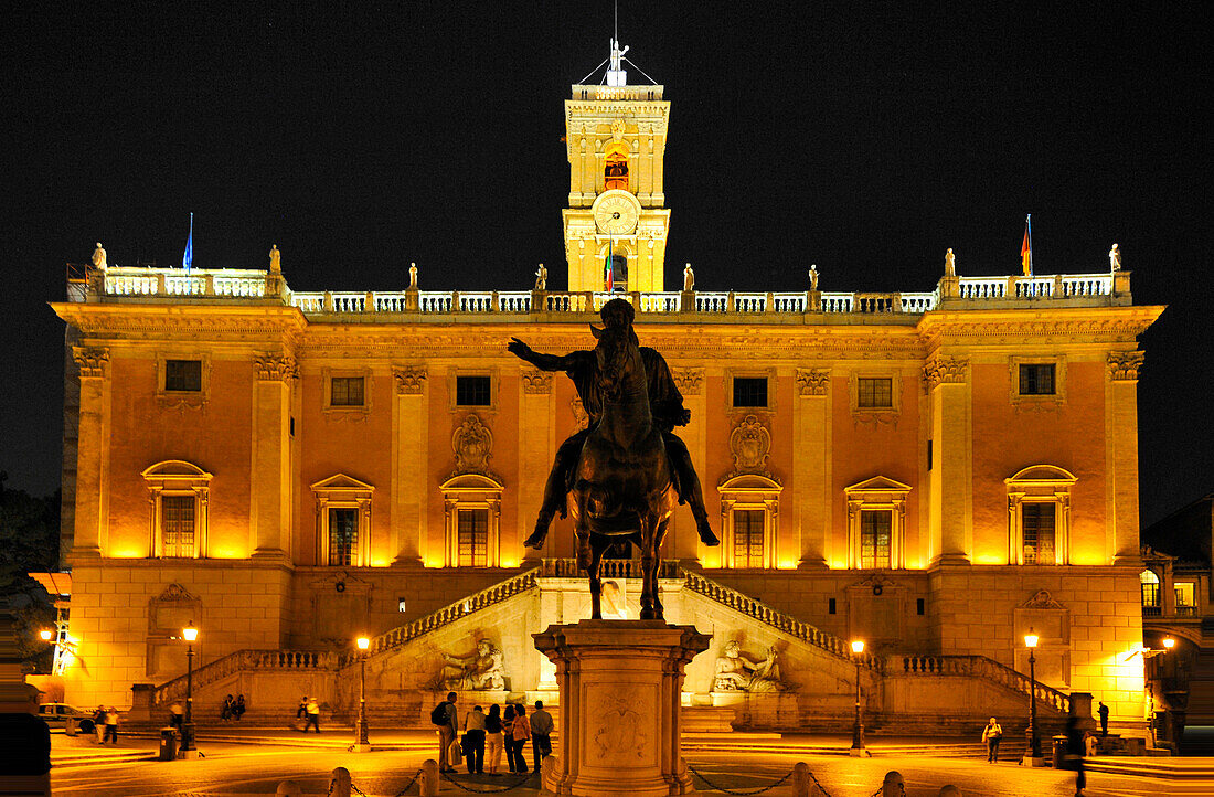 Kapitolsplatz mit Reiterstatue im Abendlicht , Piazza Campidoglio, Rom, Latium, Italien