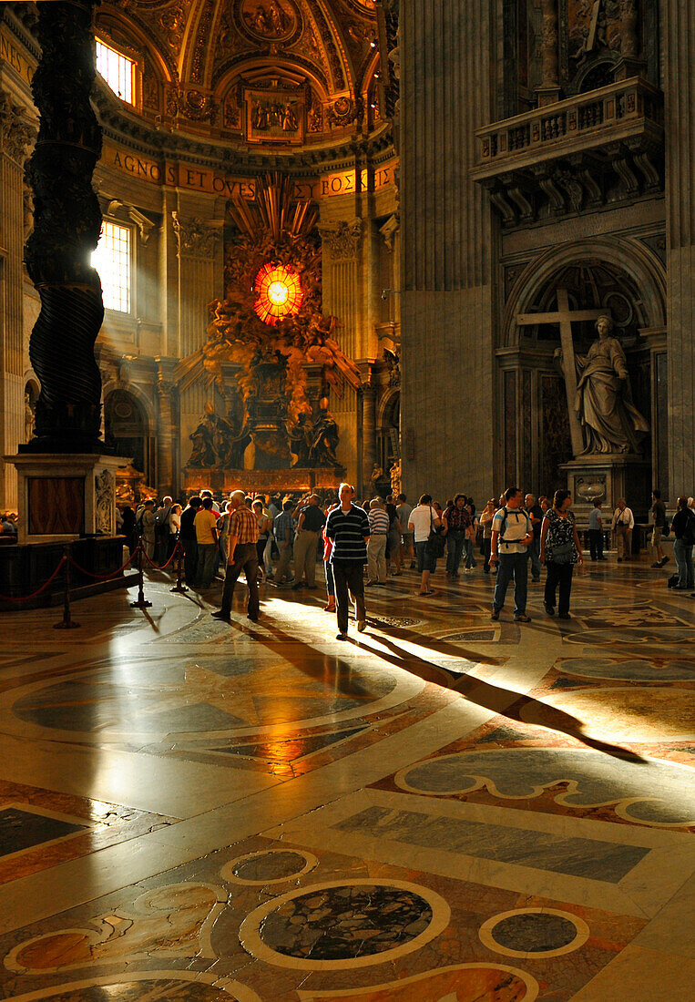 Eine Gruppe Touristen im Petersdom, Innenansicht von Petersdom, Vatikanstadt, Rom, Latium, Italien