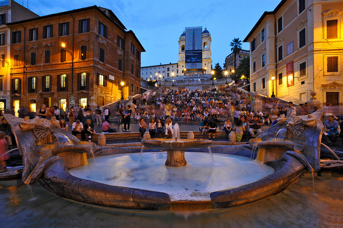 Spanische Treppe und Bernini Brunnen, Fontana della Barcaccia, im Abendlicht, Rom, Latium, Italien