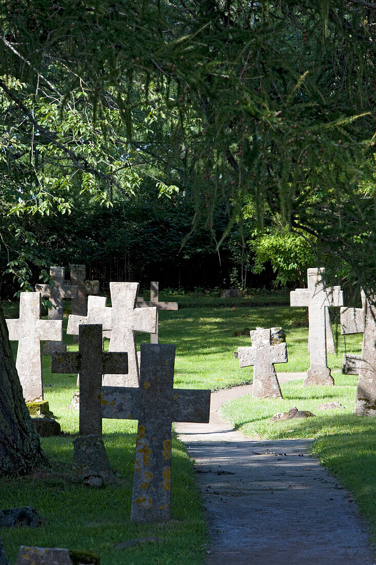 Kreuze auf dem Friedhof der Ruine des Brigittenklosters in Pirita in der Tallinner Bucht, Tallinn