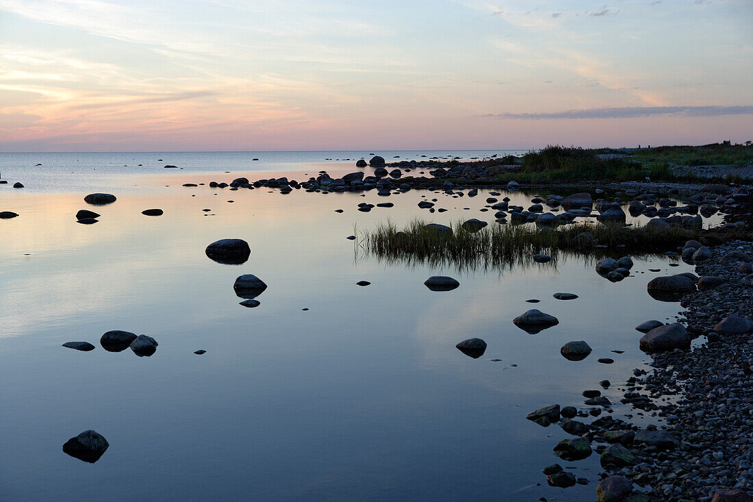 Wasserrand an der Küste von Loemala bei Sonnenuntergang, Insel Saaremaa, Estland