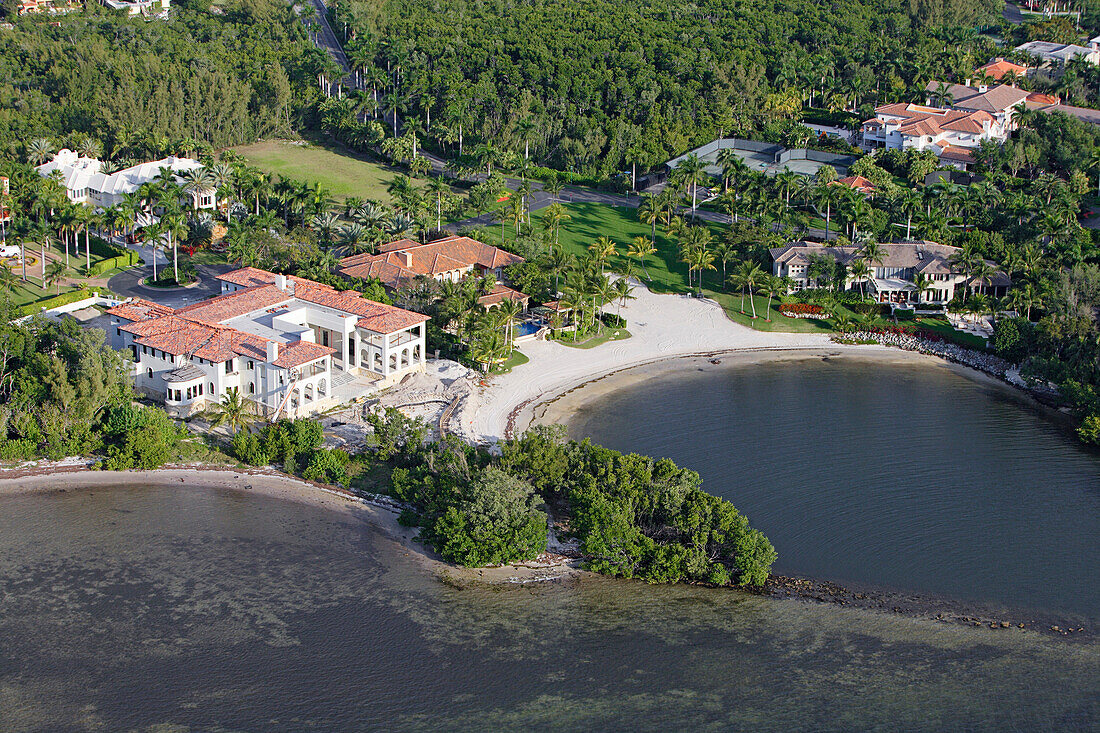Luftaufnahme von einer Luxusvilla in einer kleinen Bucht, Coral Gables, Miami, Florida, USA