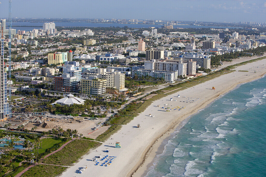 Luftaufnahme vom Strand im Sonnenlicht, South Beach, Miami, Florida, USA