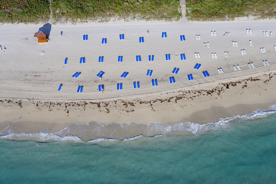 Sandstrand mit Liegestühlen, Miami Beach, Boardwalk Distrikt, Florida, Vereinigte Staaten, USA