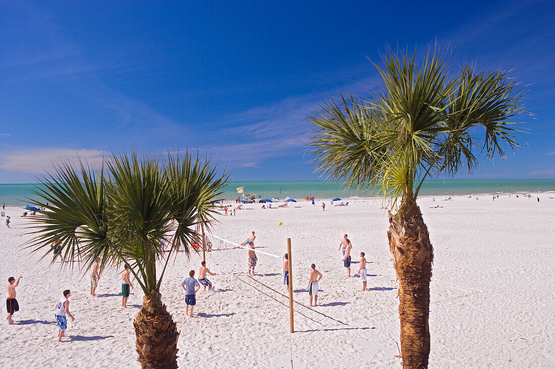 Menschen spielen Beachvolleyball unter blauem Himmel, Clearwater Beach, Tampa Bay, Florida, USA