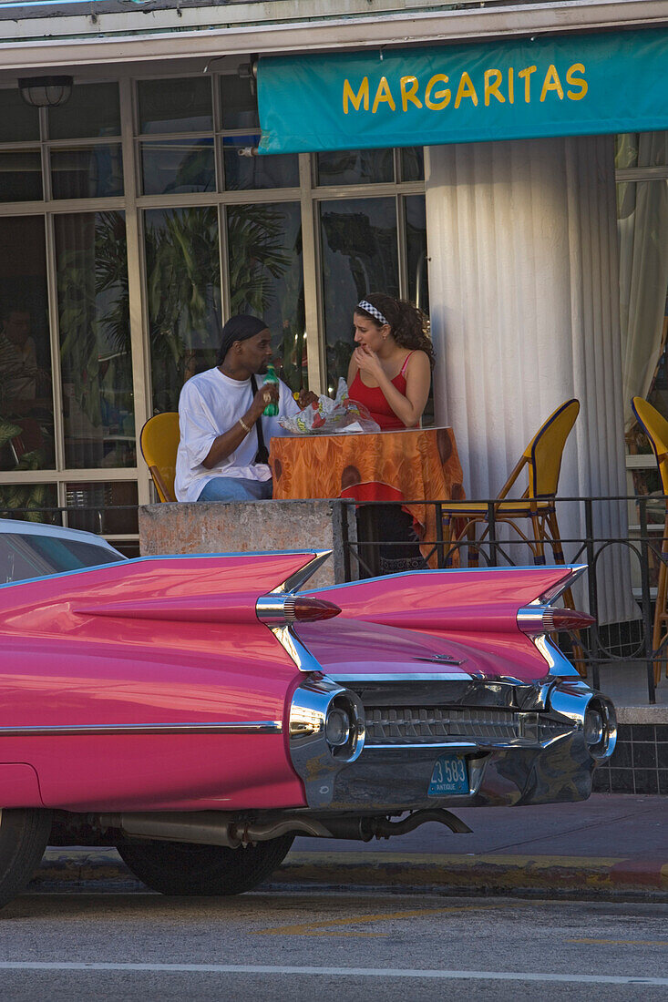 Ein Oldtimer auf der Collins Avenue vor einer Bar, Miami Beach, Florida, USA