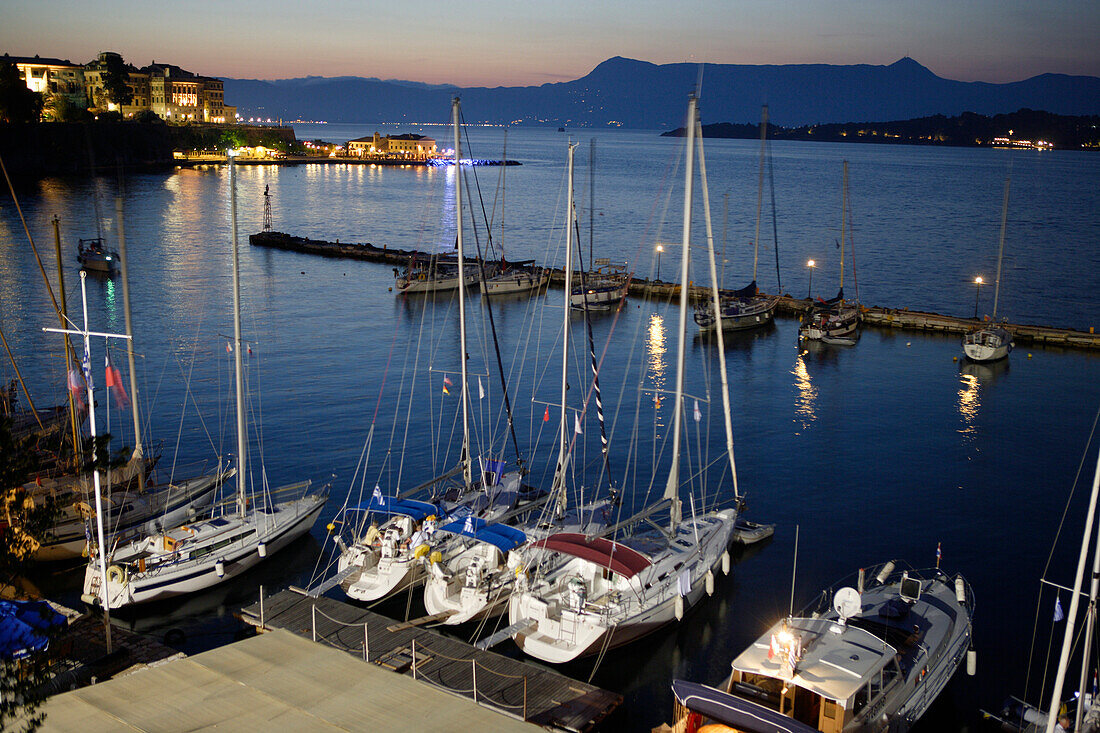 Blick über den Yachthafen und die Küste am Abend, Korfu, Ionische Inseln, Griechenland