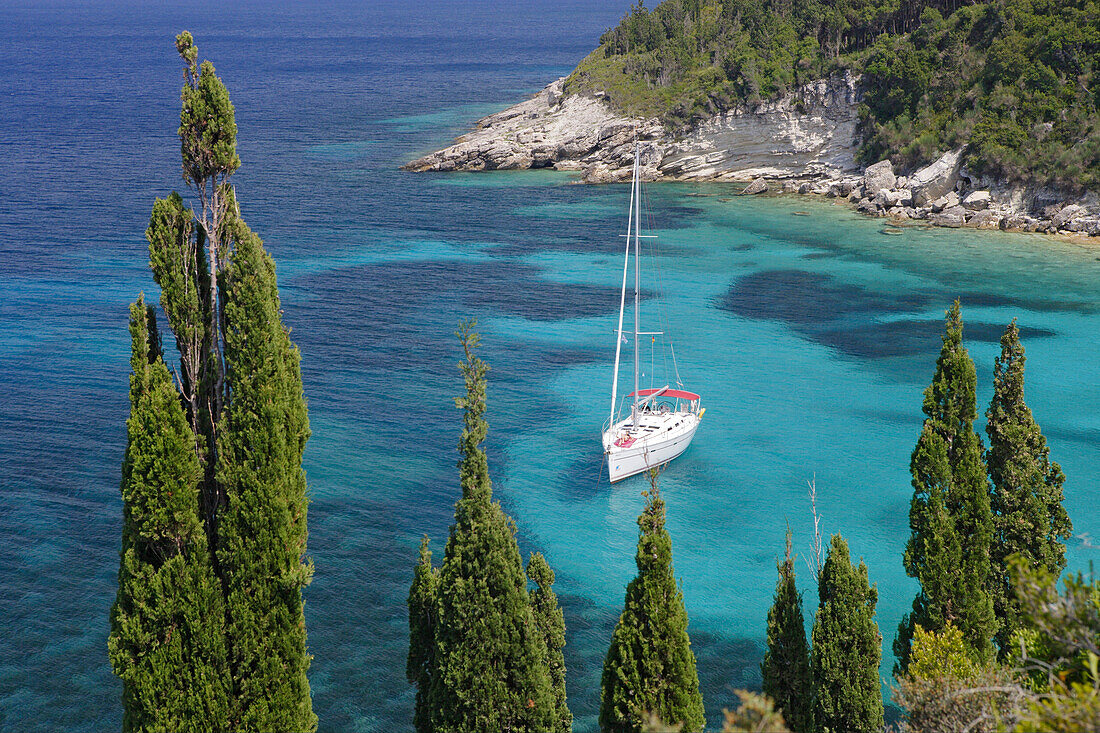 Blick auf ein Boot in einer kleinen Bucht an der Nordost Küste, Paxos, Ionische Inseln, Griechenland