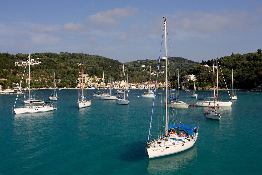 Boote ankern vor dem Hafenort Lakka auf Paxos, Ionische Inseln, Griechenland