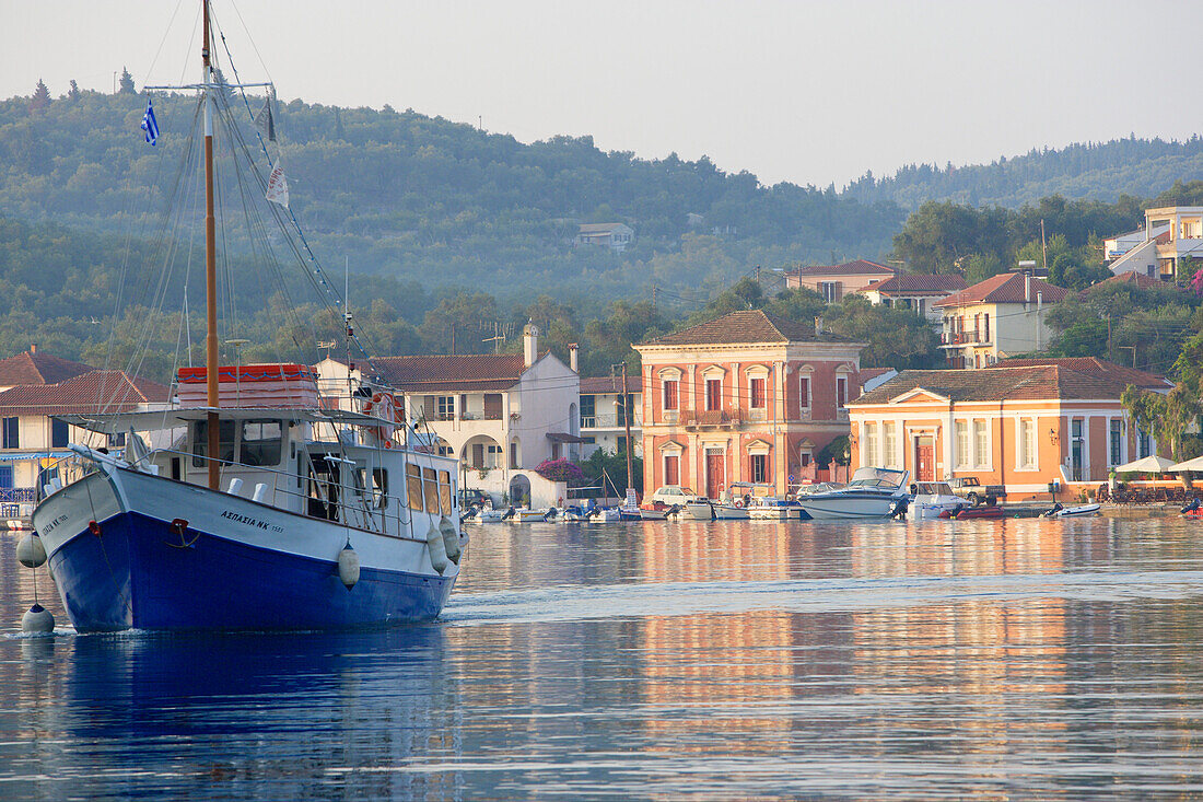 Ein Boot fährt aus dem Hafen von Gaios, Paxos, Ionische Inseln, Griechenland