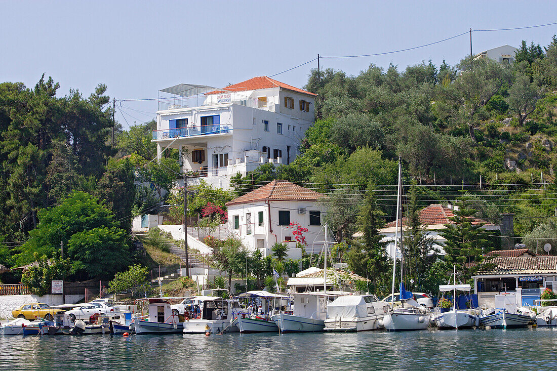 Blick auf Häuser und Boote im Hafen von Gaios, Paxos, Ionische Inseln, Griechenland