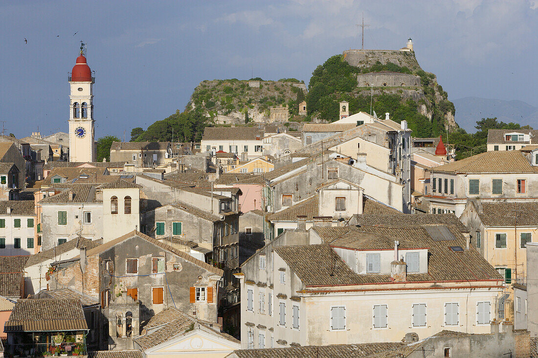 Blick über die Dächer des Ambiello Viertel auf die alte Festung, Korfu, Ionische Inseln, Griechenland
