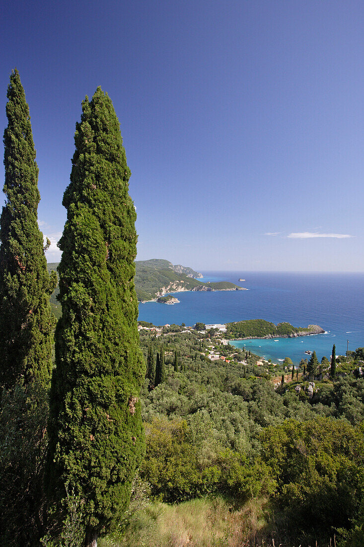 Blick auf Küstenlandschaft und Meer, Paleokastritsa, Korfu, Ionische Inseln, Griechenland