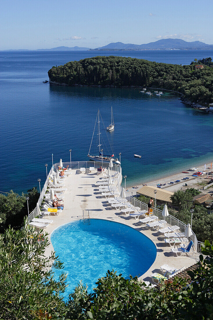 Schwimmbad auf einer Dachterrasse mit Blick aufs Meer, Kalami, Korfu, Ionische Inseln, Griechenland