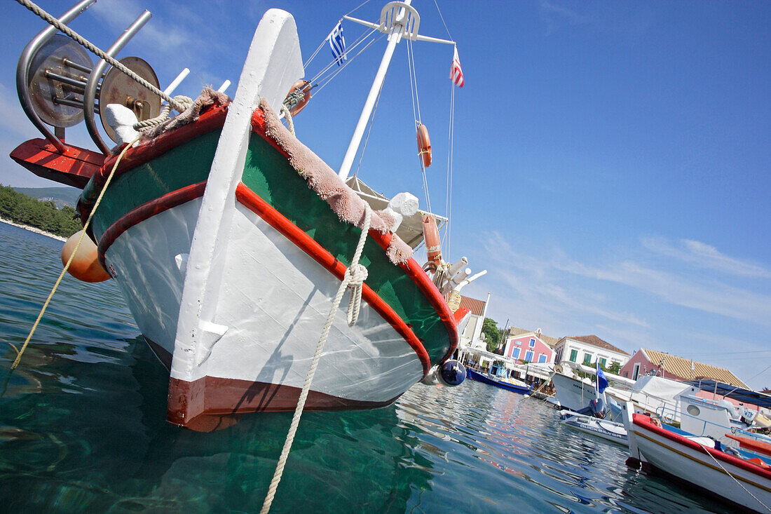 Boote sind im Hafen Fiskardo festgemacht, Kefalonia, Ionische Inseln, Griechenland