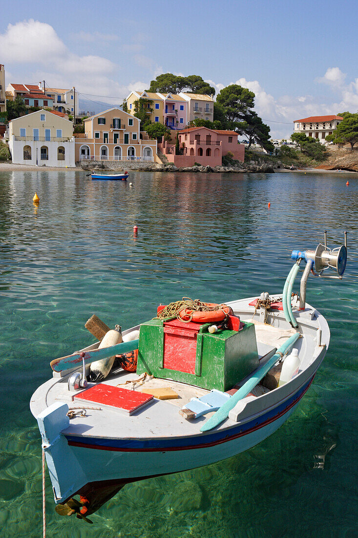 Ein Boot liegt im klaren Wasser des Hafens Assos, Kefalonia, Ionische Inseln, Griechenland