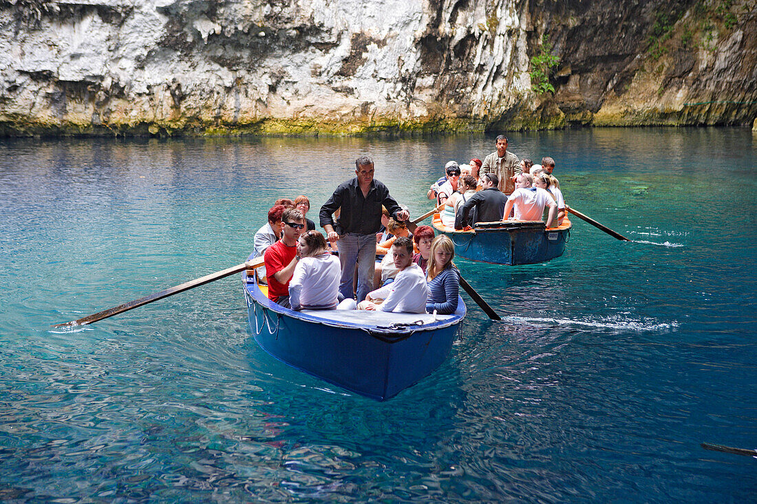 Kefalonia, Touristen fahren in Booten vor der Melissani-Höhle in Sami, Ionische Inseln, Griechenland