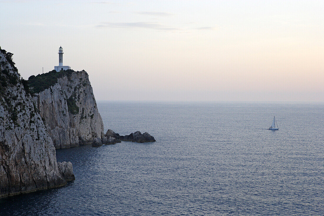 Leuchtturm der Insel Lefkada am Kap Doukato am Abend, Lefkada, Ionische Inseln, Griechenland