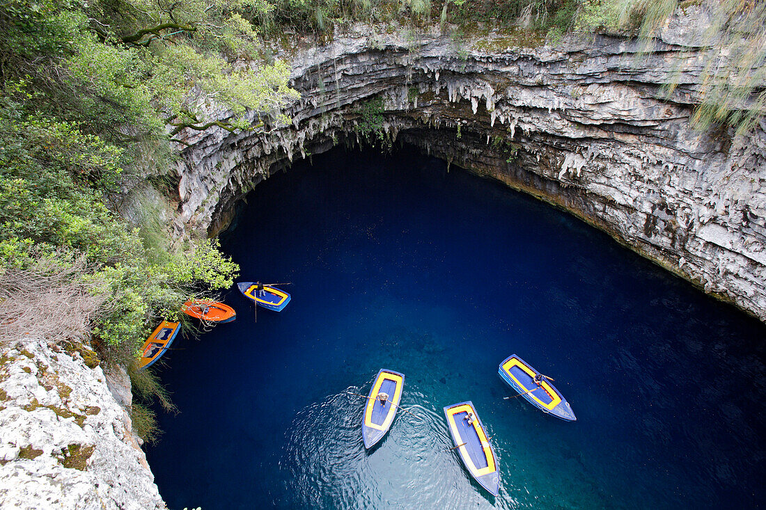 Bunte Boote schwimmen in der Melissani Höhle in Sami, Kefalonia, Ionische Inseln, Griechenland