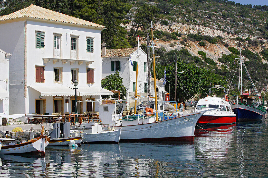 Boote liegen im Hafen von Gaios in der Sonne, Ionische Inseln, Paxos, Griechenland