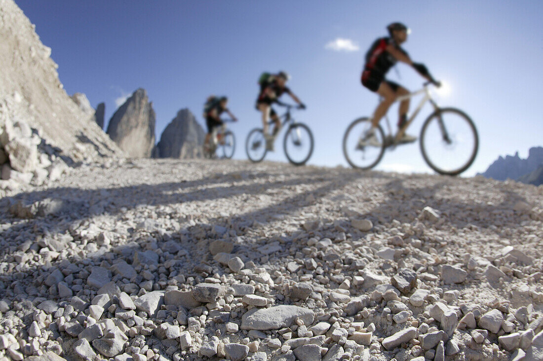 Mountainbiker im Gelände, Drei Zinnen, Dolomiten, Venetien, Italien