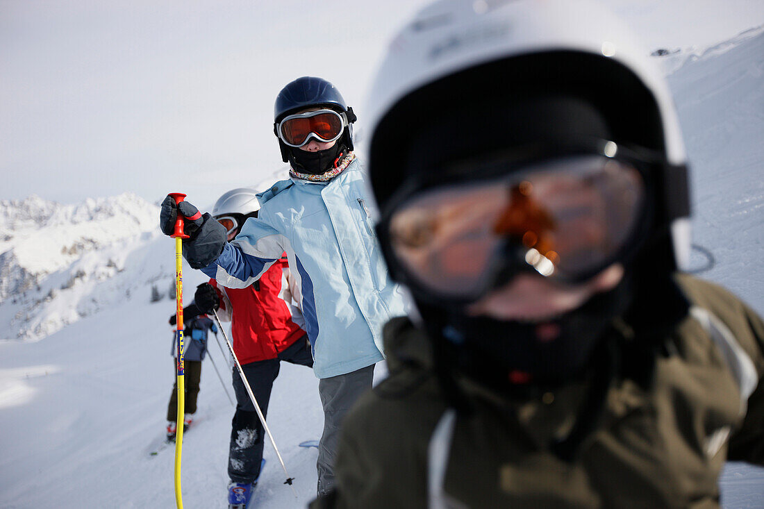 Kinder fahren hintereinander, Skigebiet Sonnenkopf, Vorarlberg Österreich