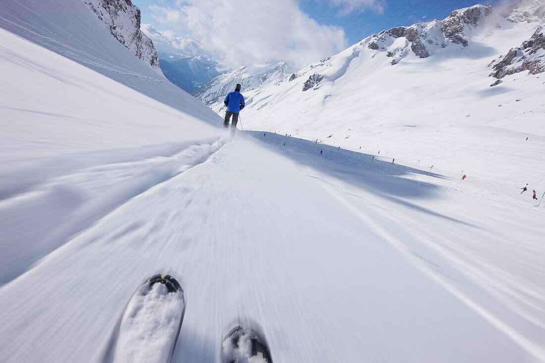 Skifahrer fährt bergab, Valfagehr Abfahrt, St. Anton am Arlberg, Tirol, Österreich