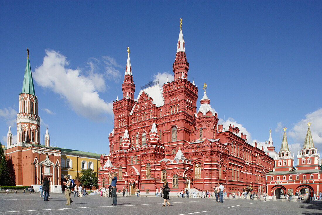 Staatliches Historisches Museum am Roten Platz, links der Nikolaustorturm der Kremlmauer, Moskau, Russland