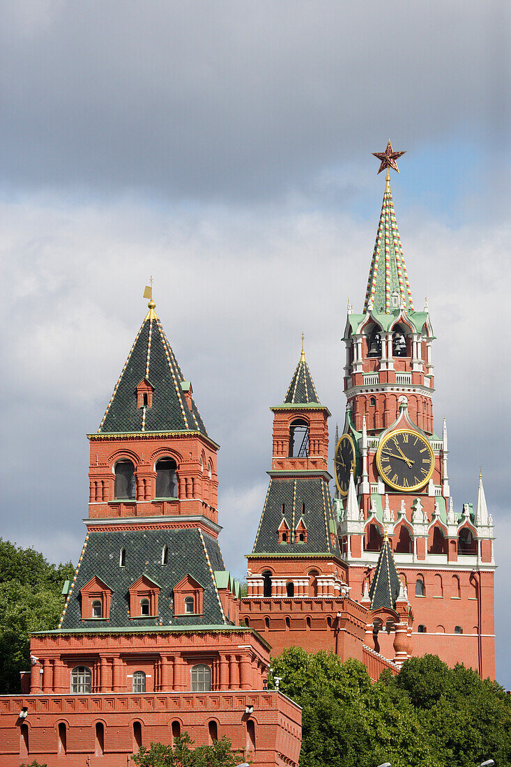 Kremlmauer; Tuerme von links vorne nach rechts hinten: Konstantino Elenskaya Turm, Nabatnaya Turm, Tsarskaya Turm, Erlöserturm (Spasskaya), Moskau, Russland