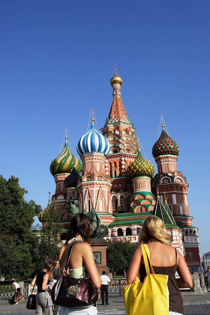 Basilius Kathedrale am südlichen Ende des Roten Platz, eigentlich: Kathedrale des Basilius des Glückseligen, auch bekannt unter den Namen Mariae Schutz und Fuerbitten Kathedrale am Graben, Moskau, Russland