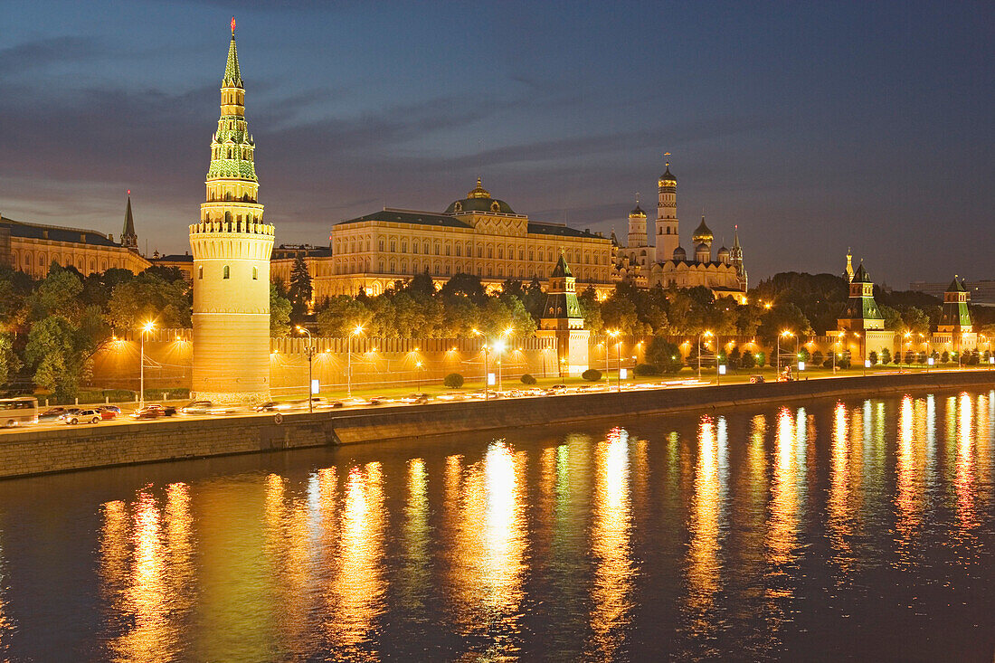 Kreml und der Fluss Moskau am Abend, Moskau, Russland