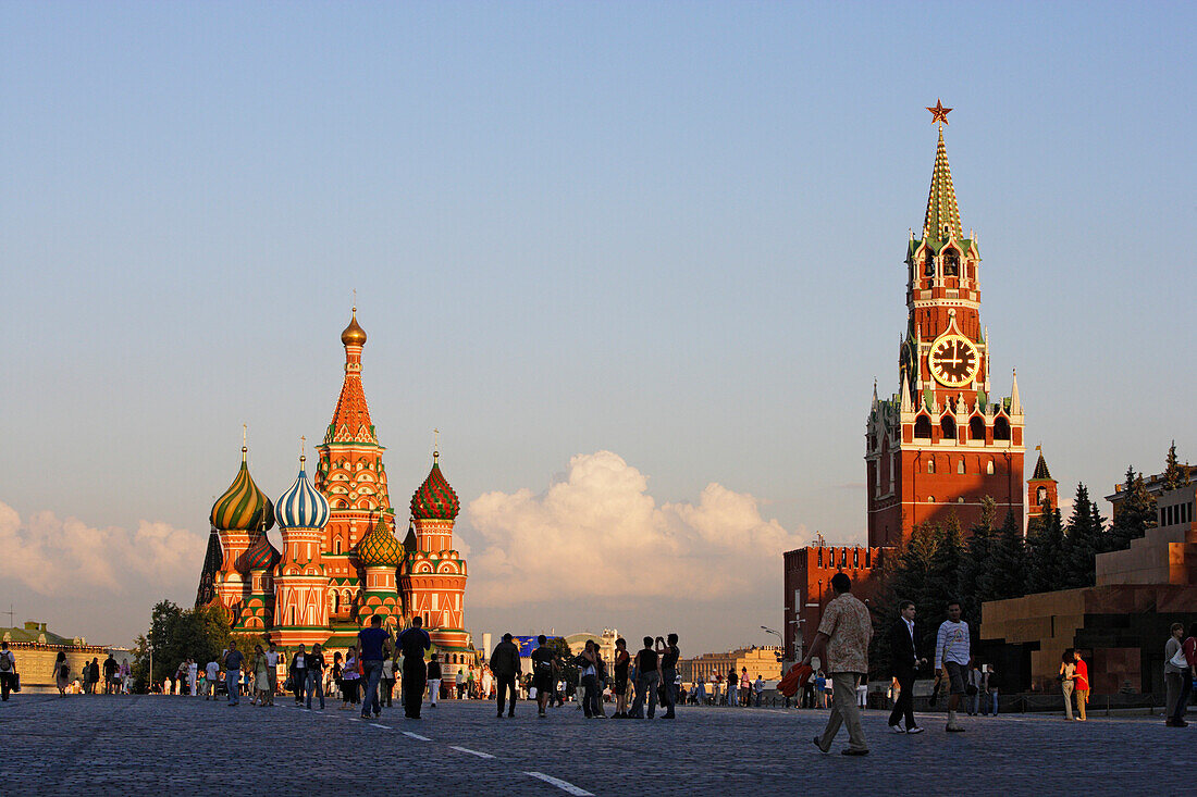 Roter Platz mit Basilius Kathedrale und Erlöserturm, Spasskaya, Moskau, Russland
