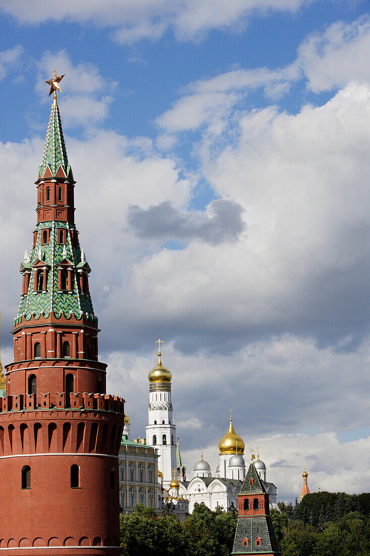 Kreml mit dem Vodovzvodnaya, Wasser Turm , im Hintergrund der Glockenturm Iwan des Großen und die Erzengel Michael Kathedrale, Moskau, Russland