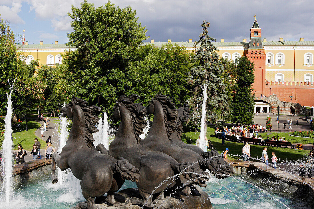 Brunnen auf dem Manegeplatz, Alexander Garten und die Mauer des Kreml, Moskau, Russland