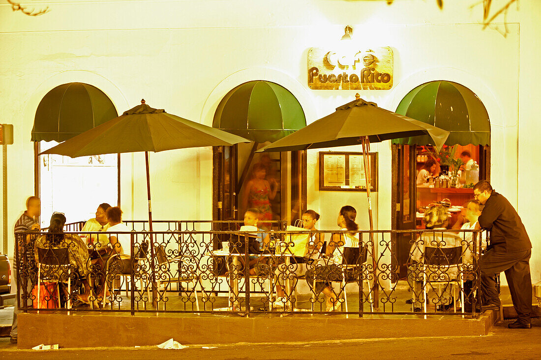 Menschen auf der Terrasse des Café Puerto Rico bei Nacht, San Juan, Puerto Rico, Karibik, Amerika