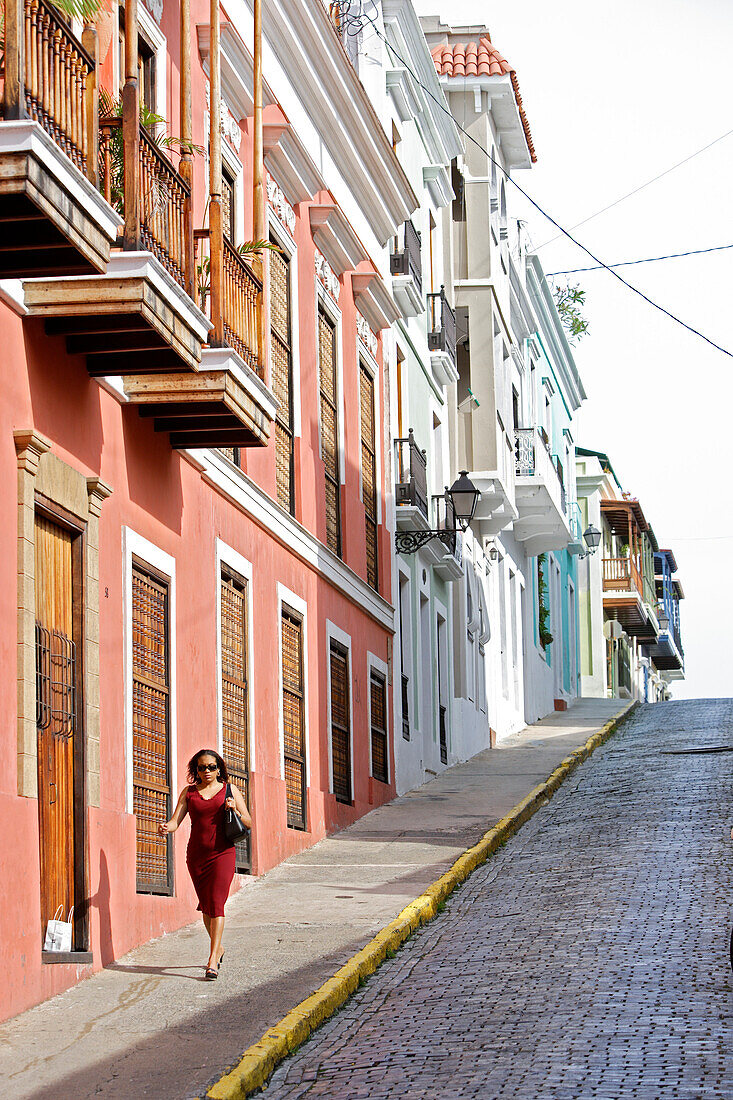 Eine Frau in einer Gasse in der Altstadt, San Juan, Puerto Rico, Karibik, Amerika